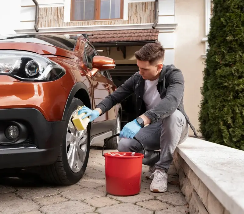 Lavage auto à domicile Noyal-Châtillon-sur-Seiche : professionnel intervenant sur un véhicule